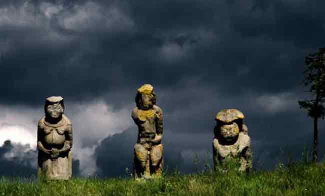 Estatuas de Polovtsian en una Gran Estepa