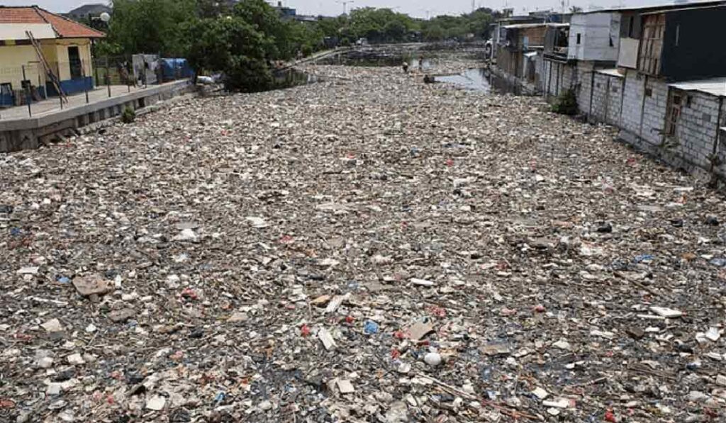 Estancamiento de desechos en el Río Pisang Batu