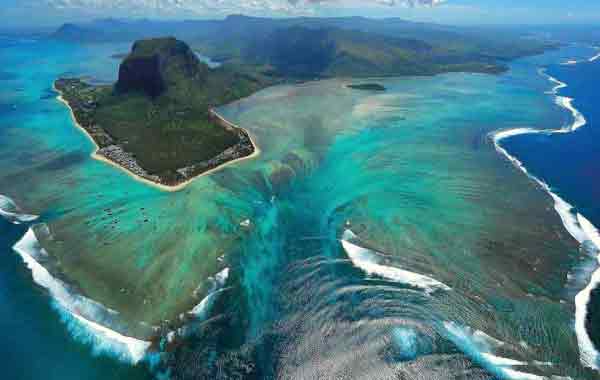 Cascada submarina en la Isla Mauricio